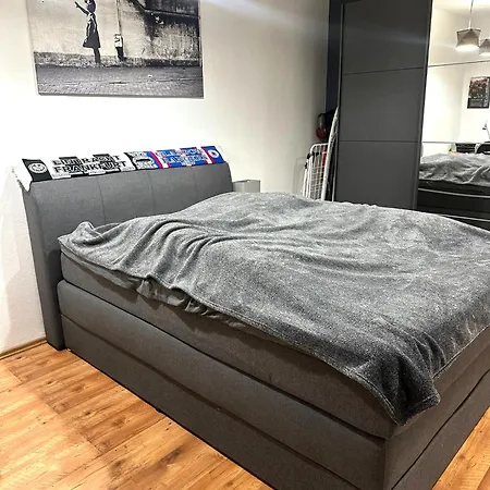Frankfurt - Niederrad 2-zimmer 47m2 Renoviert Mit Balkon 3 Personen