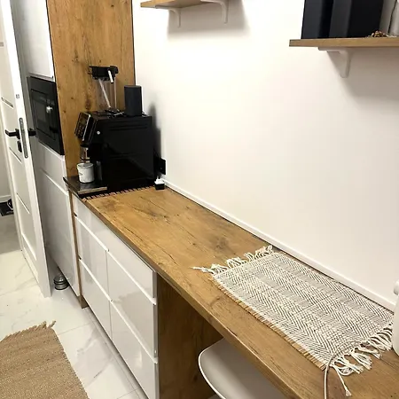 Frankfurt - Niederrad 2-zimmer 47m2 Renoviert Mit Balkon 3 Personen Appartement *