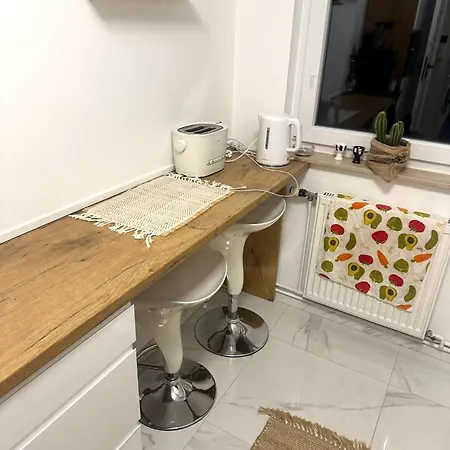 Frankfurt - Niederrad 2-zimmer 47m2 Renoviert Mit Balkon 3 Personen