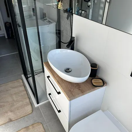 Frankfurt - Niederrad 2-zimmer 47m2 Renoviert Mit Balkon 3 Personen Appartement